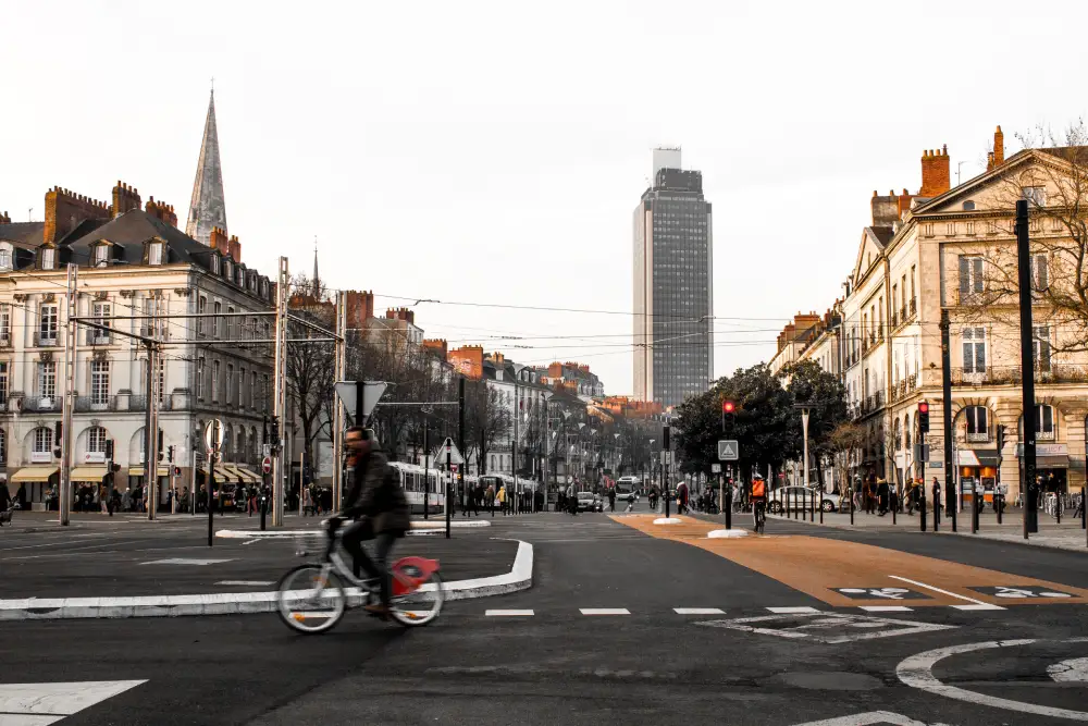 Le cours des 50 Otages et la tour Bretagne à Nantes
