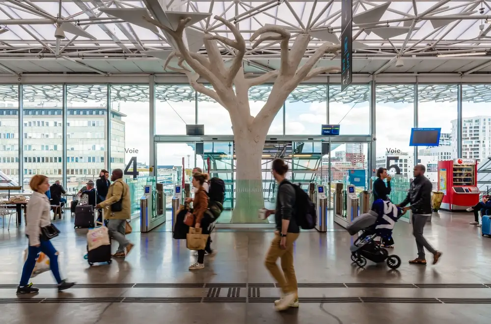 dans le hall de la gare de Nantes