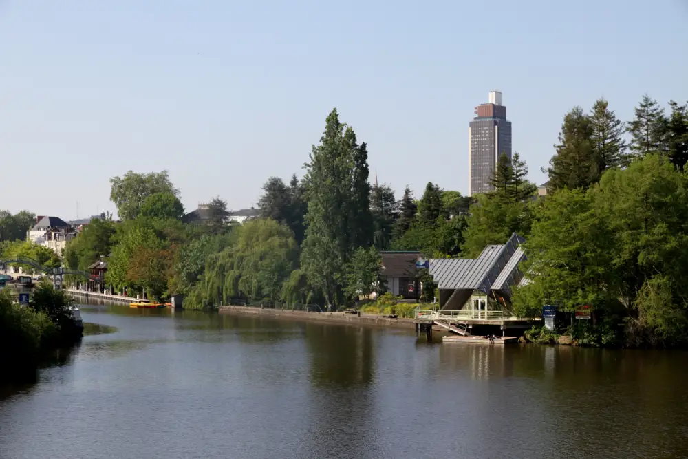 vue de l'île de Versaille à Nantes avec la tour Bretagne en arrière-plan