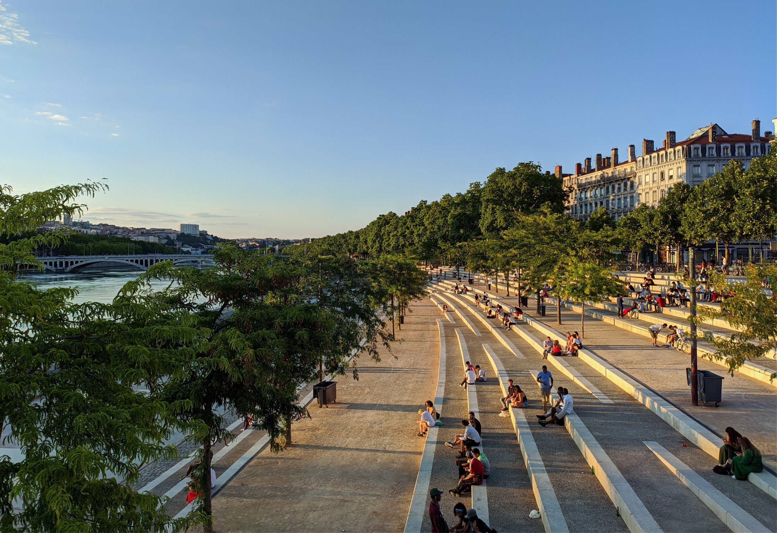 vivre-a-lyon les berges du Rhône à Lyon sous le soleil.