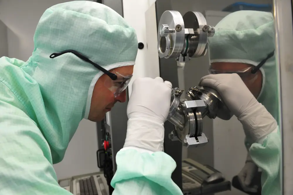 Technicien travaillant dans les microtechniques à Besançon.