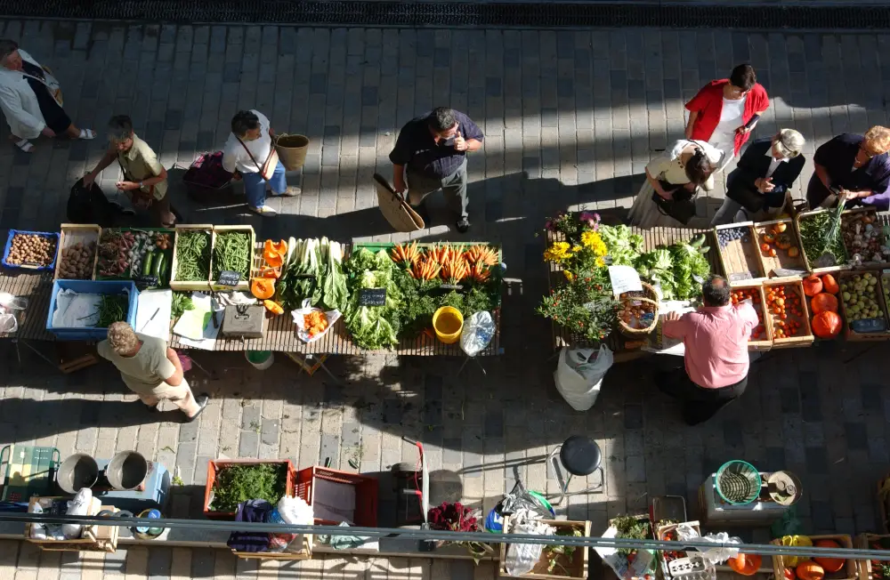 marché de producteurs à Besançon, vu d'en haut.