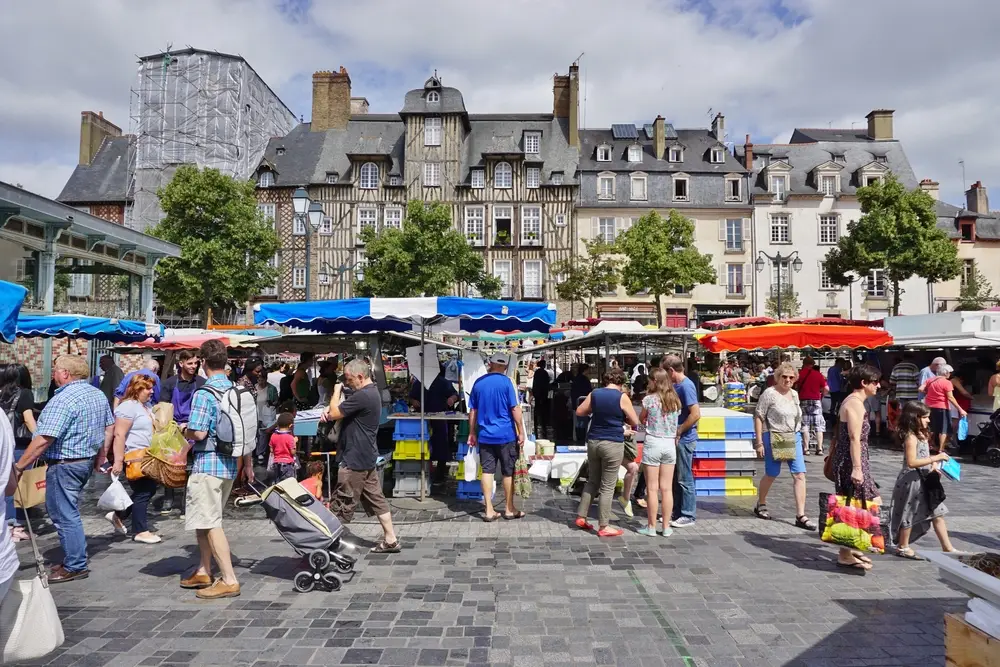 Le marché des Lices, le samedi matin à Rennes.