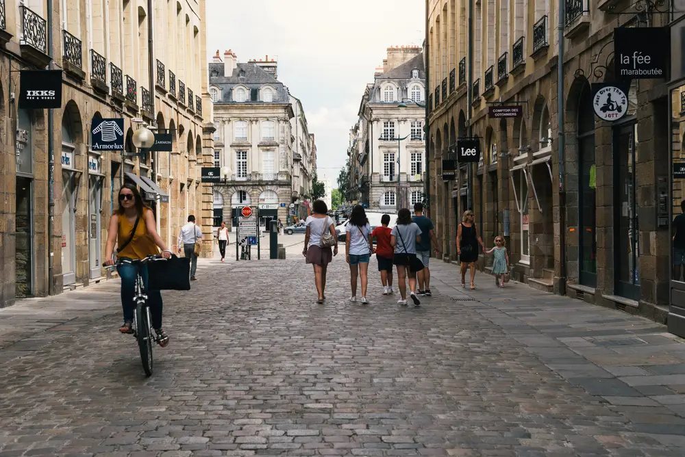 Rue Nationale, dans le centre historique de Rennes.