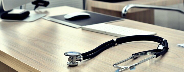 un stéthoscope posé sur le bureau d'un médecin de campagne