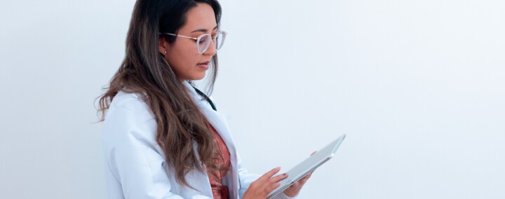 Un médecin généraliste libéral regardant sa tablette numérique