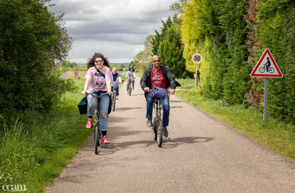 groupe qui fait une promenade à vélo dans le Migennois.