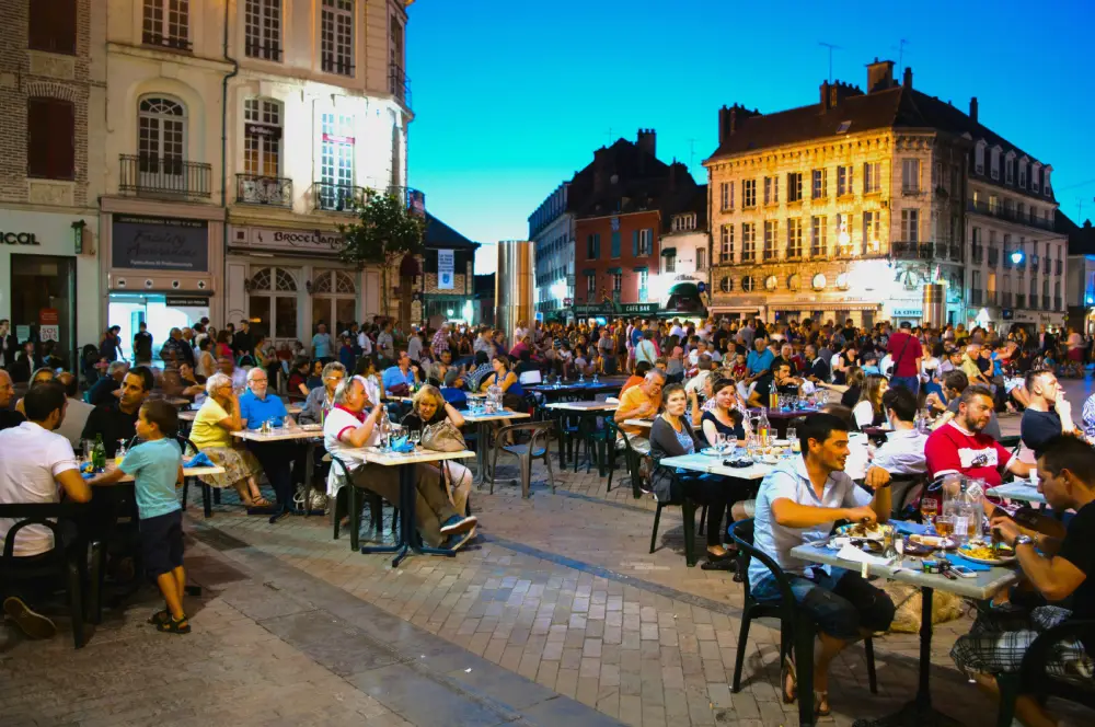 terrasses le soir à Sens dans l'Yonne