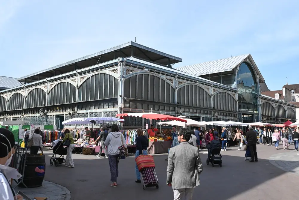 Vue extérieure des halles centrales de Dijon.