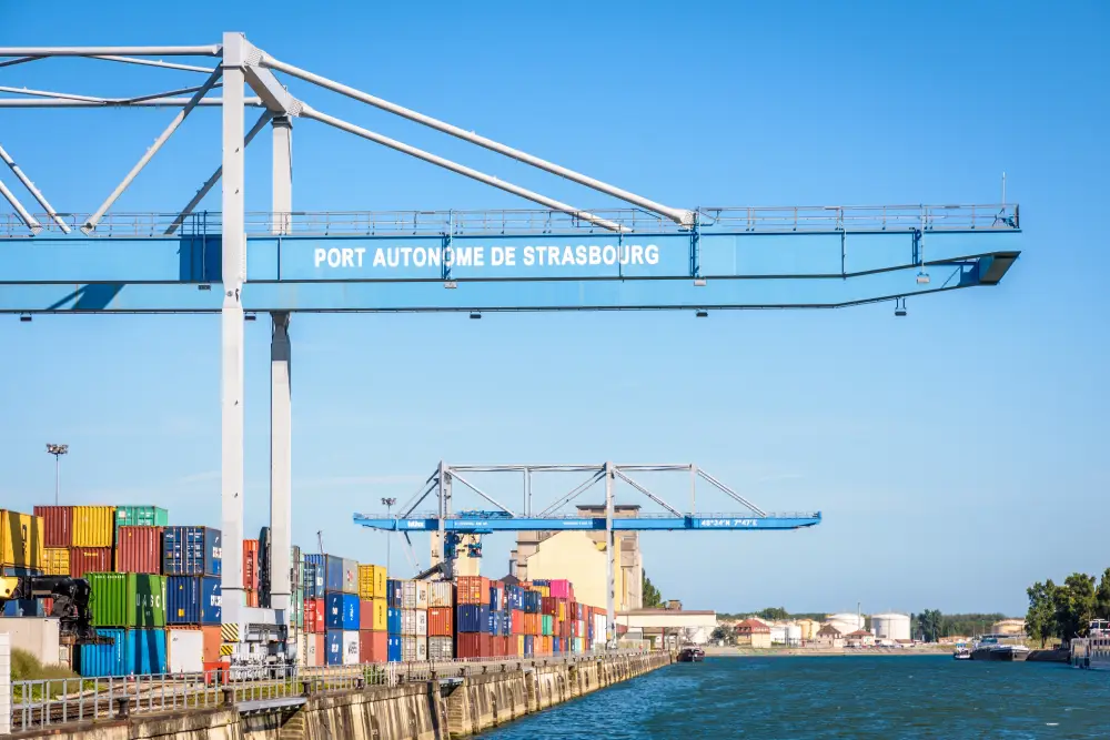 Le port fluvial de Strasbourg, sur le Rhin. Grues et containers.