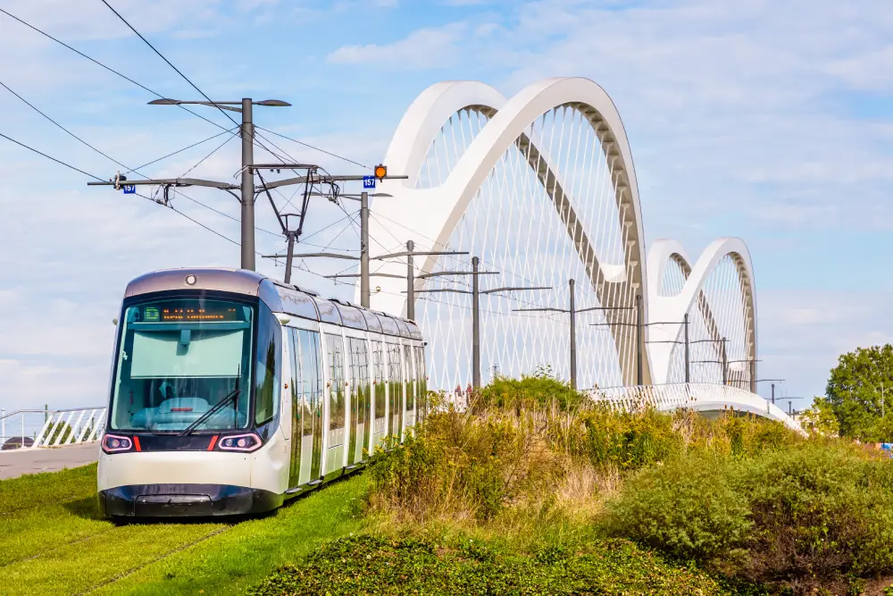 Le tramway de Strasbourg franchit le Rhin et dessert Kehl, de l’autre côté de la frontière, en Allemagne.