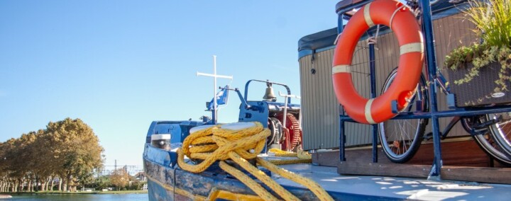 péniche dans le port de plaisance de Migennes.