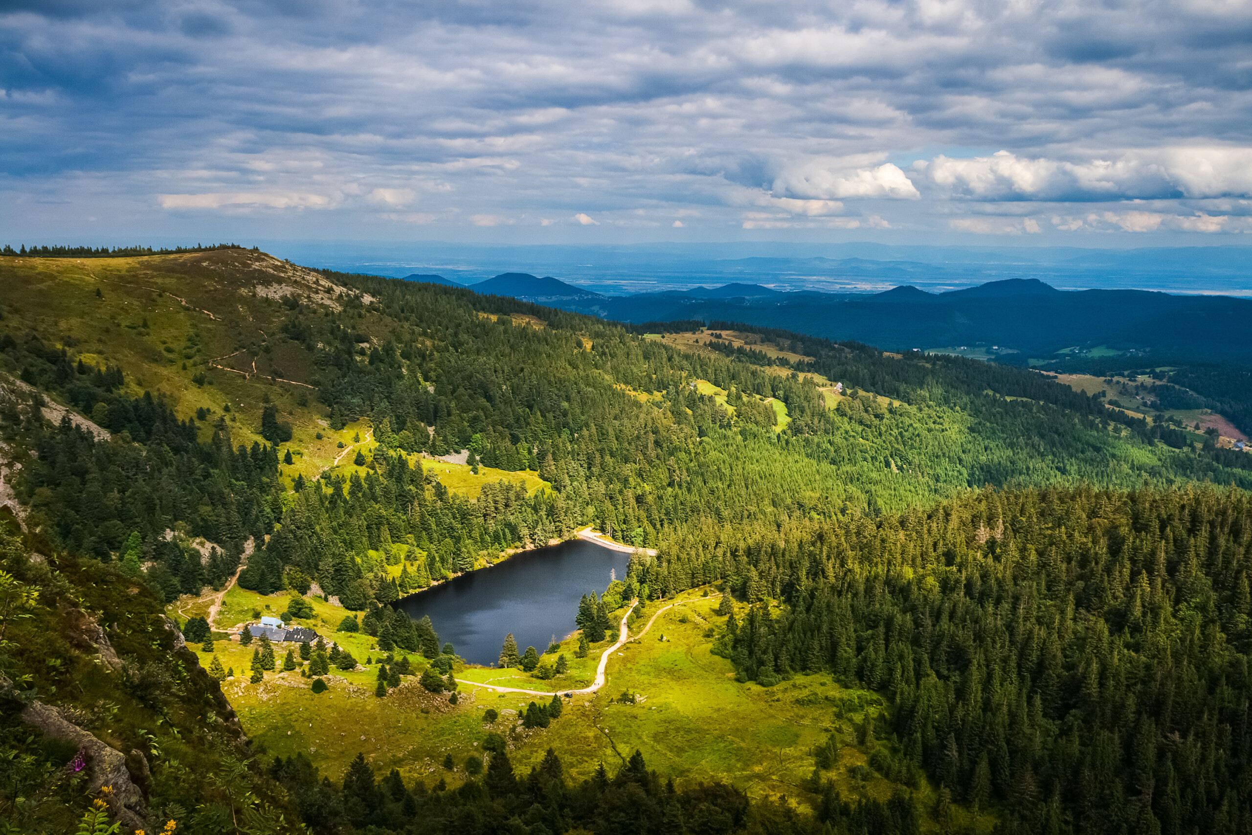 Le lac des truites au milieu des forêts vosgiennes