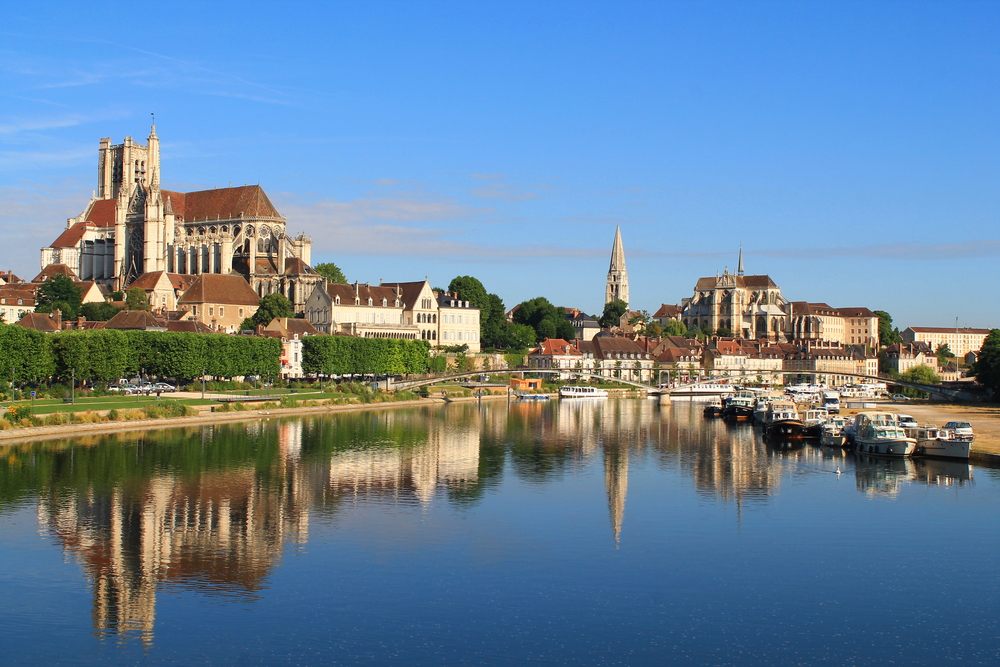 L’Yonne, la cathédrale et l’abbaye Saint-Germain à Auxerre.