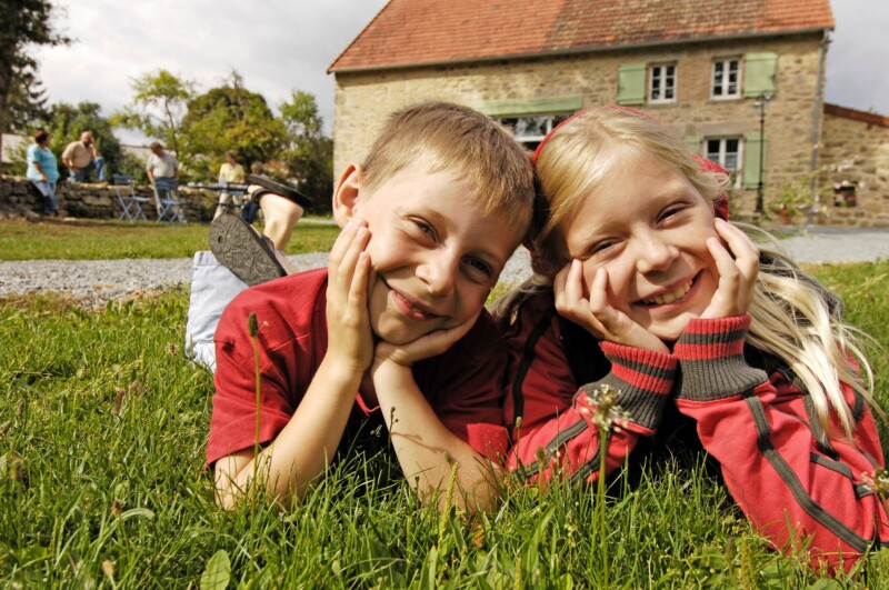 Enfants souriants devant la maison