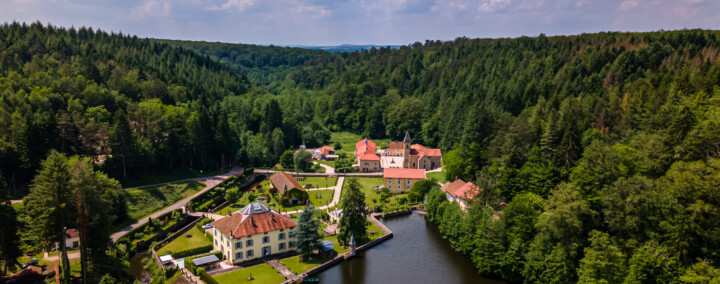 Vue sur Notre Dame de la Source de Droiteval.