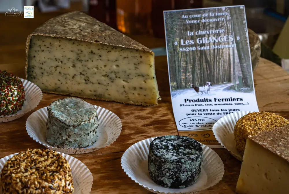plusieurs fromages de chèvres sur une table en bois, vendus en circuit court à Darney.