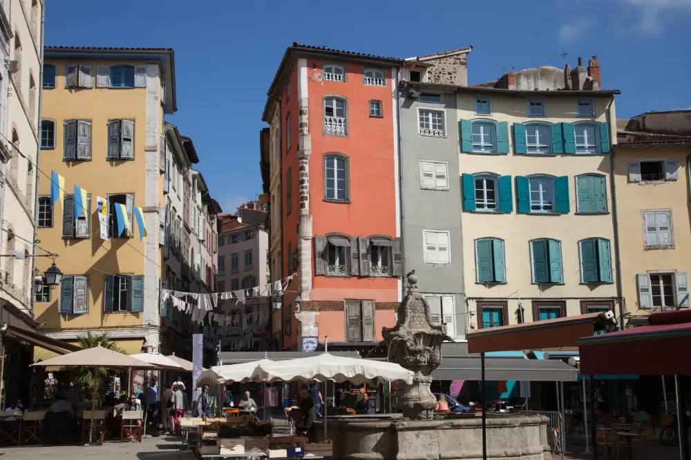Les façades colorées de la place du Plot, dans la ville du Puy-en-Velay.