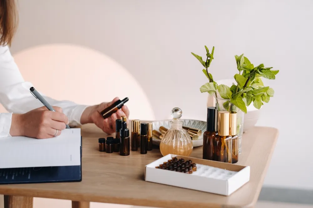 vue des mains d'une aromathérapeute en train de travailler