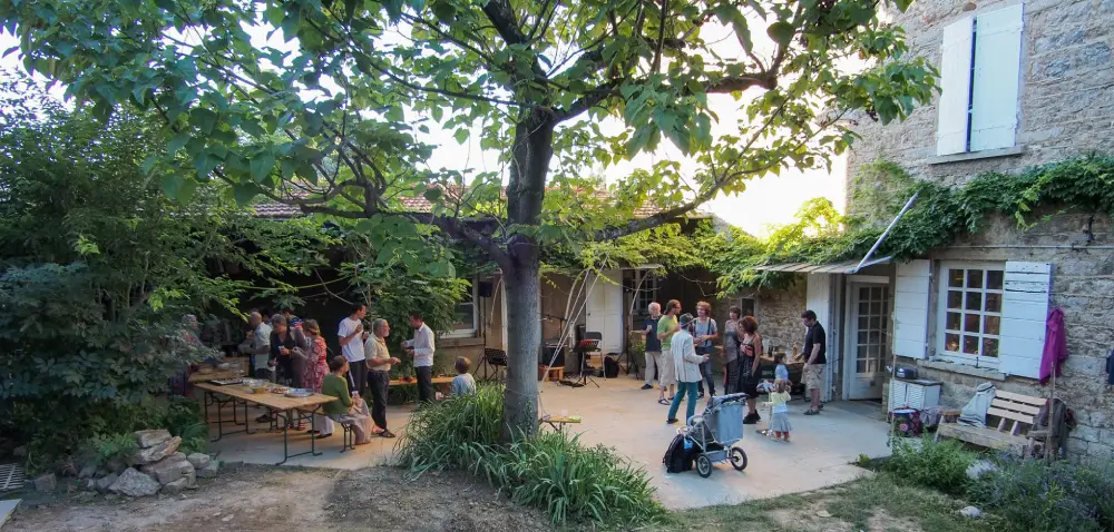 les chous lents, écolieu, avec des gens dans une cour arborée