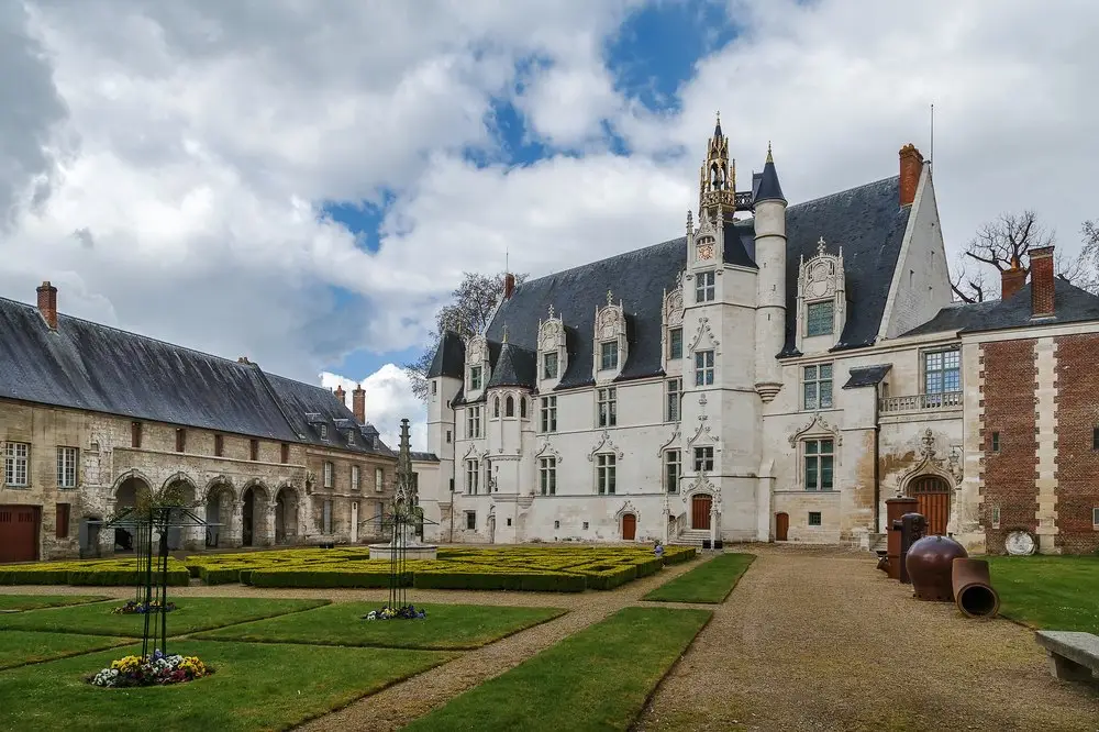 L’ancien palais de l’évêché de Beauvais, reconverti en musée départemental de l’Oise (MUDO).