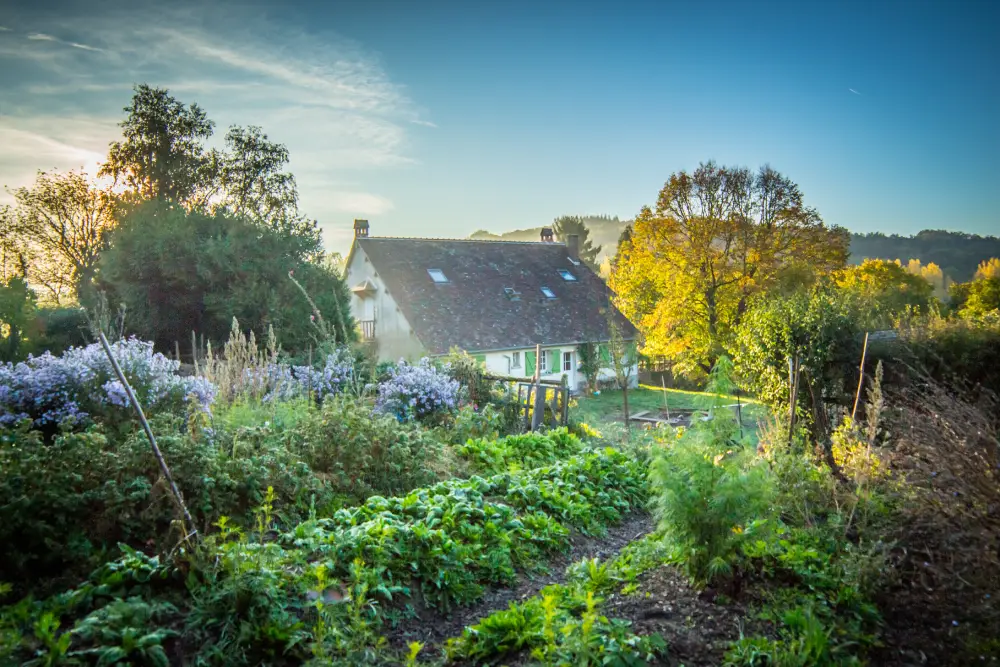Mutinerie village, écolieu situé dans le Perche, vue de la maison et du potager