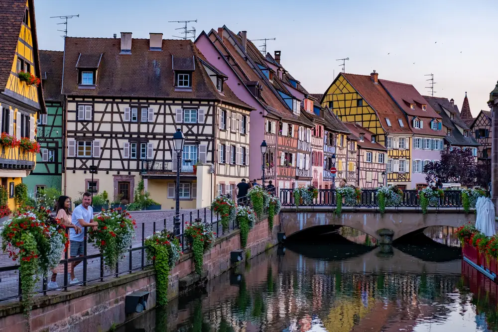 Vue de Colmar, maisons à colombages au bord du canal.