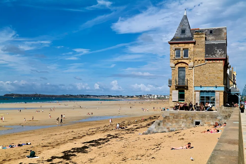 La grande plage du Sillon à Saint-Malo.