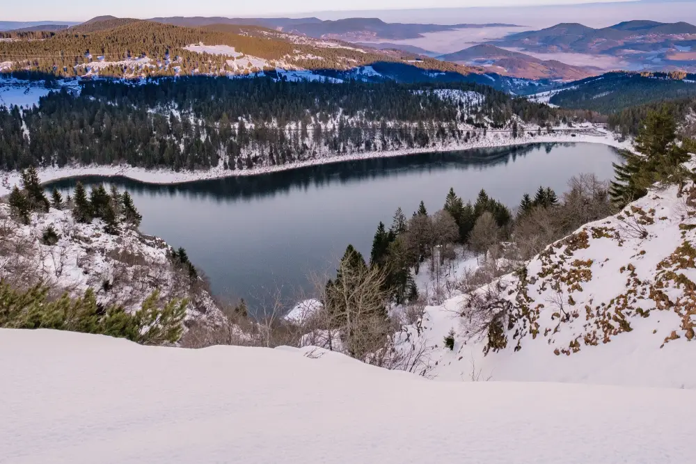 Vue du Lac Blanc (Haut-Rhin) en hiver.
