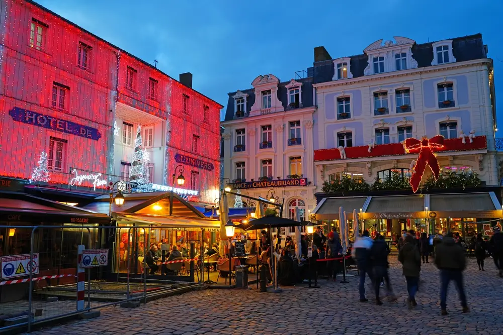 La place Châteaubriand, au centre de Saint-Malo intra-muros, en début de soirée.
