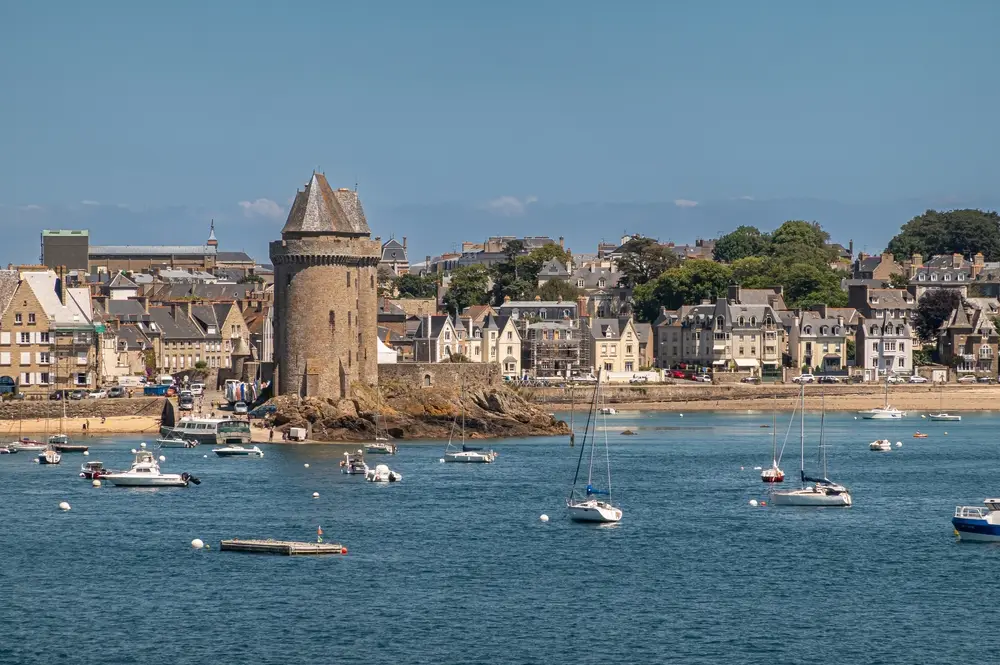 La Tour Solidor, face au quartier de Saint-Servan à Saint-Malo.
