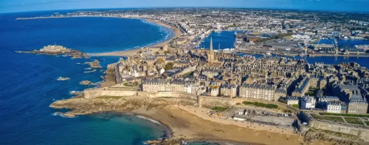 vue aérienne de Saint-Malo, illustrant l'article Vivre à Saint-Malo.