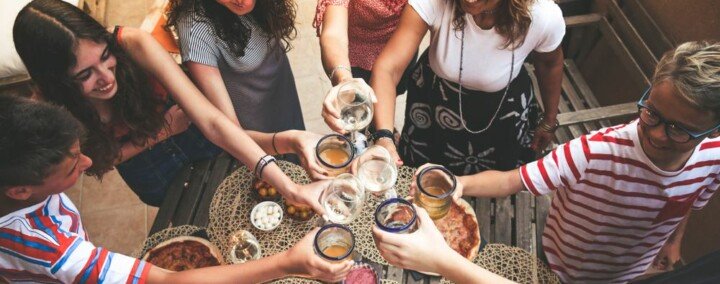 groupe d'amis en train de trinquer, vu d'en haut
