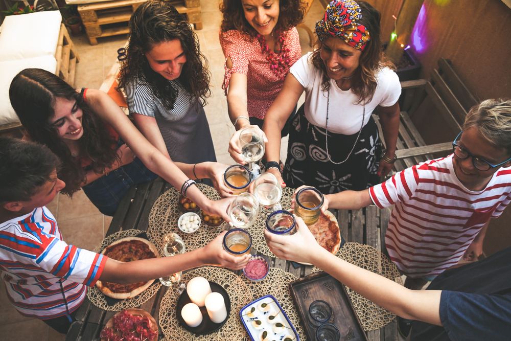 groupe d'amis en train de trinquer, vu d'en haut