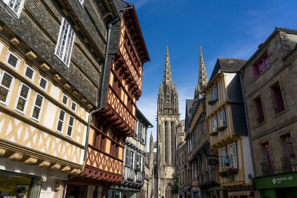 maisons à colombages et clocher à Quimper, ciel bleu