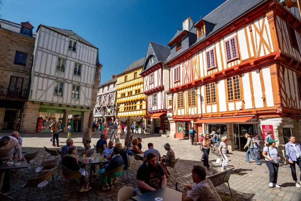 terrasses animées sur une place à Vannes, l'été.